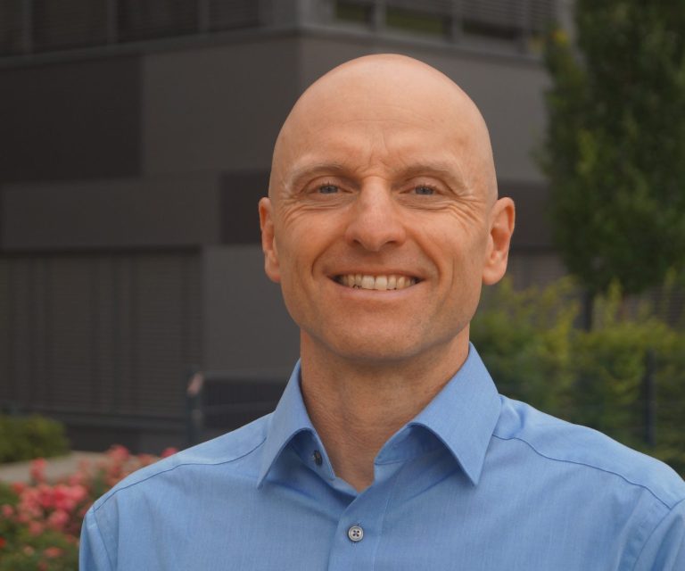 Markus Koschorreck Dr. Markus Koschorreck vor einem modernen Bürogebäude.